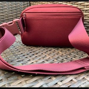 lululemon athletica Bags - Lululemon Everywhere Belt Bag, 1L lululemon athletica Bags - Lululemon Everywhere Belt Bag, 1L